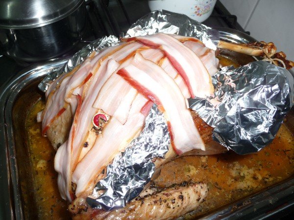 Bacon e alumínio: para garantir a suculência do bichinho!