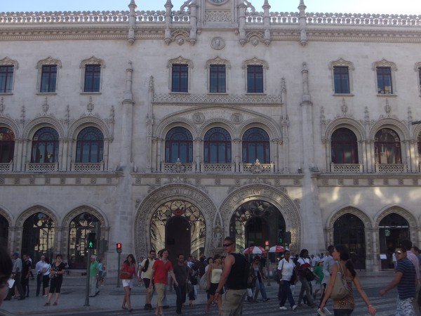Estação Ferroviária do Rossio. Possui um Starbucks com ar condicionado e a partir daqui é possível apanhar o comboio (trem) para Sintra.