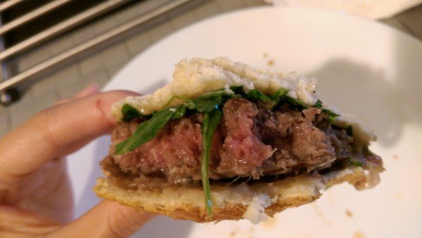 hamburguer Mesmo na opção para levar, carne estava no ponto perfeito - Receita de Viagem