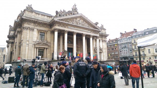 Policiamento reforçado em todo o centro de Bruxelas. Este é o prédio da Bourse onde se concentram boa parte das homenagens às vítimas dos atentados de 22 de março.