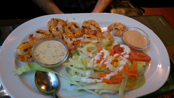 camarao-grelhado-com-salada-e-batata-frita-le-corbeau-receita-de-viagem