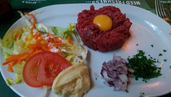 steak-tartare-do-le-corbeau-receita-de-viagem