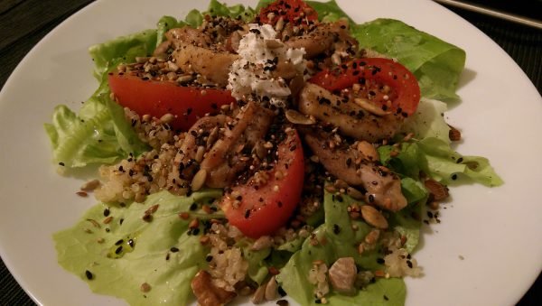salada-de-quinoa-com-tomate-e-granola-receita-de-viagem