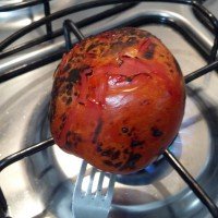 Descascando o tomate na boca do fogão – Receita de Viagem