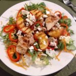 Salada de frango e frutas grelhadas